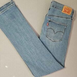 Levi's Women's Slimming Straight Jeans in W29, L30